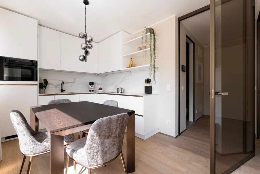 INTERIOS. Dein Interior-Design-Studio. Moderne Küche mit Esstisch, vier Stühlen und Hängelampe