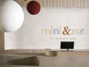 INTERIOS. Dein Interior-Design-Studio. Moderner Empfang mit Holzelementen und farbigen Kugelleuchten