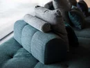 INTERIOS. Dein Interior-Design-Studio. Blau-graues modernes Sofa mit mehreren Kissen