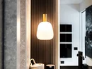 INTERIOS. Dein Interior-Design-Studio. Moderne Badezimmer-Ecke mit dimmbarer Wandlampe und schwarzem Waschbecken