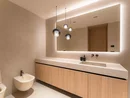 INTERIOS. Dein Interior-Design-Studio. Modernes Badezimmer mit Waschtisch, Spiegel, Hängelampen und Toilette