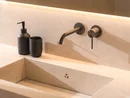 INTERIOS. Dein Interior-Design-Studio. Modernes Waschbecken mit schwarzem Seifenspender und wandmontiertem Wasserhahn