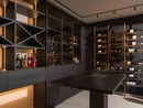 INTERIOS. Dein Interior-Design-Studio. Modernes Weinregal mit Flaschen und Spirituosen in einem stilvollen Innenraum