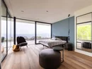 INTERIOS. Dein Interior-Design-Studio. Modernes Schlafzimmer mit Blick auf Terrasse und See