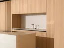INTERIOS. Dein Interior-Design-Studio. Moderne Küche mit Holzfronten, Kochinsel und zwei Wasserhähnen