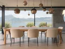 INTERIOS. Dein Interior-Design-Studio. Moderner Essbereich mit Kugellampen und Seeblick auf Berge
