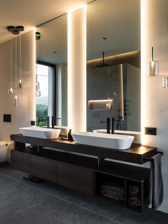 INTERIOS. Dein Interior-Design-Studio. Modernes Badezimmer mit zwei Waschbecken, großem Spiegel und bodentiefem Fenster