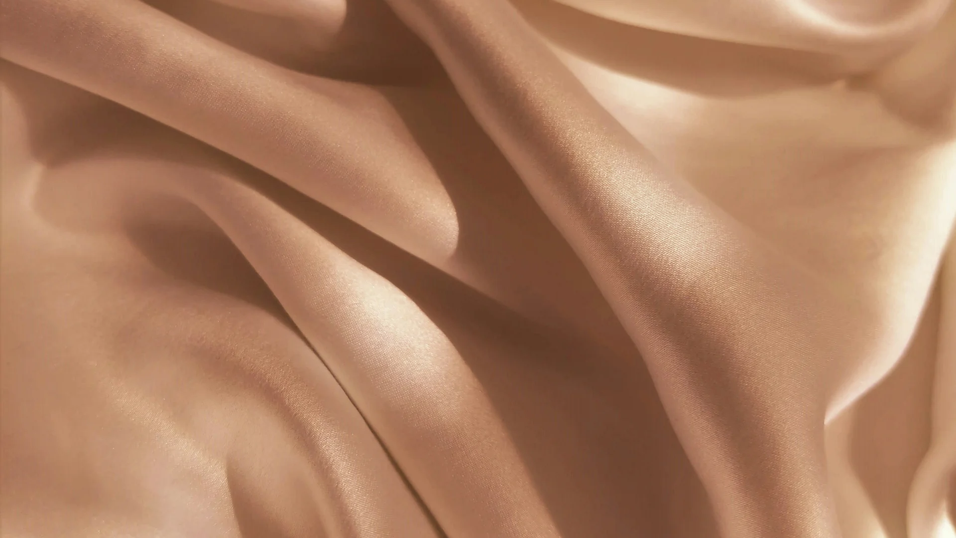 INTERIOS. Dein Interior-Design-Studio. Weiche, glänzende beige Satin-Stofffalten