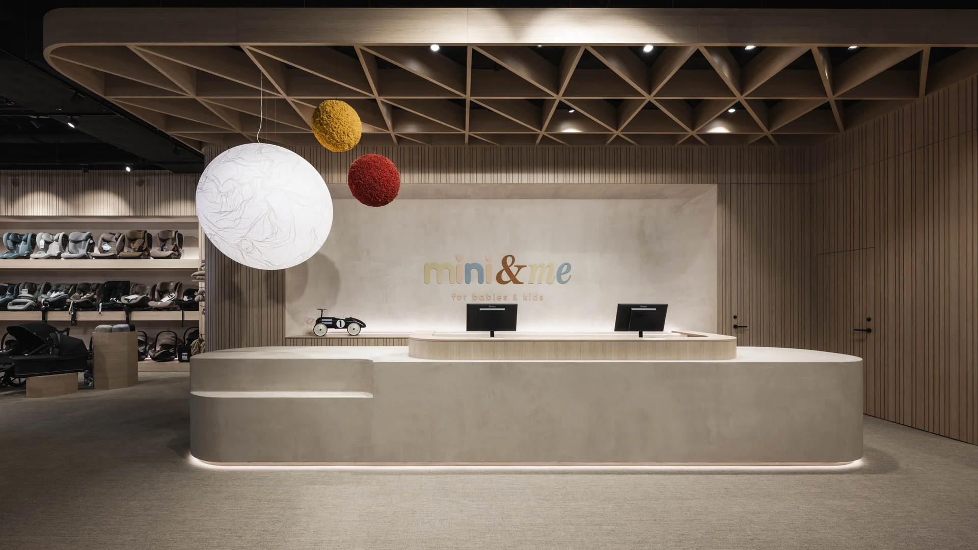 INTERIOS. Dein Interior-Design-Studio. Moderner Verkaufsraum für Babys und Kinder mit minimalistischer Theke und bunter Dekoration