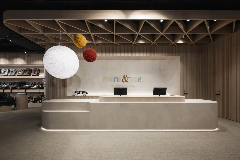 INTERIOS. Dein Interior-Design-Studio. Moderner Verkaufsraum für Babys und Kinder mit minimalistischer Theke und bunter Dekoration