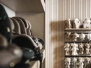 INTERIOS. Dein Interior-Design-Studio. Regal mit Kinderspielzeugen und Autositzen in einem Raum mit Holzverkleidung