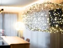 INTERIOS. Dein Interior-Design-Studio. Moderne Lampe aus Draht und Lichterketten im Wohnraum