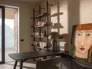 INTERIOS. Dein Interior-Design-Studio. Modernes Arbeitszimmer mit Schreibtisch, Bücherregal und Porträtgemälde