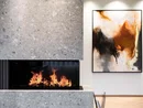 INTERIOS. Dein Interior-Design-Studio. Moderner Kamin mit Flammen neben abstraktem Wandbild in elegantem Raum