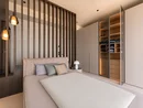 INTERIOS. Dein Interior-Design-Studio. Modernes Schlafzimmer mit Doppelbett, Holzlamellenwand und offenem Kleiderschrank