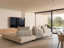 INTERIOS. Dein Interior-Design-Studio. Modernes Wohnzimmer mit Sofas, Fernseher und Blick auf Pool und Garten