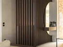 INTERIOS. Dein Interior-Design-Studio. Modernes Wohnzimmer mit dunkler Holzlamellenwand, rundem Durchgang und hellem Sofa