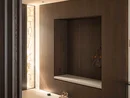 INTERIOS. Dein Interior-Design-Studio. Moderner Eingangsbereich mit dunkler Holzverkleidung, Sitzbank und Sandalen