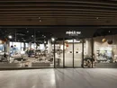 INTERIOS. Dein Interior-Design-Studio. Blick auf den Eingang eines Kinderbekleidungsgeschäfts im Einkaufszentrum