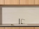 INTERIOS. Dein Interior-Design-Studio. Moderne Küche mit Holzfronten, Spüle, Wasserhahn und Kochfeld